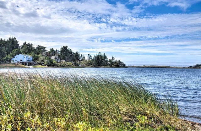Beautiful Lakeside Port Orford Cabin with Deck!