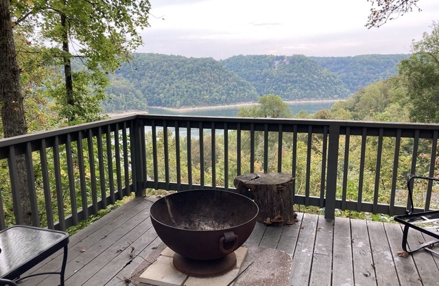 Beautiful Lakeview Home in Four Seasons Resort!