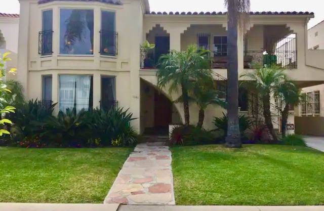 Beautiful, large room in ideal location!