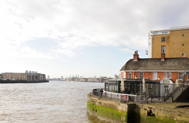 Beautiful Limehouse 1BR w/ Balcony nr Canary Wharf, by Blueground