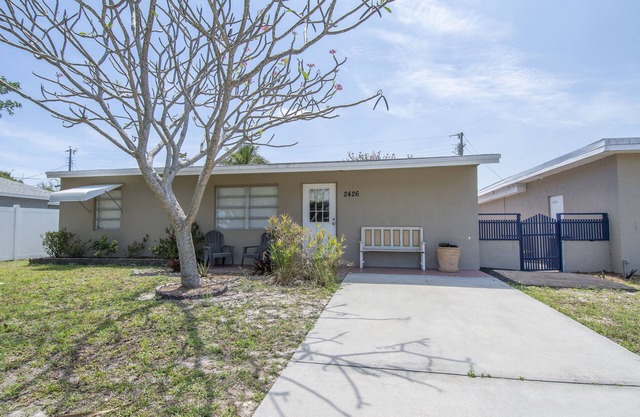 Beautiful little two bedroom cottage in scenic Jensen Beach.