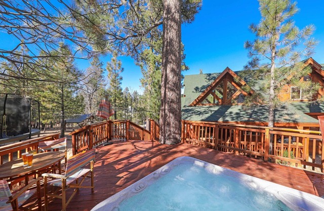 Beautiful log cabin. Luxury! Great for large families! Walk to snow summit!