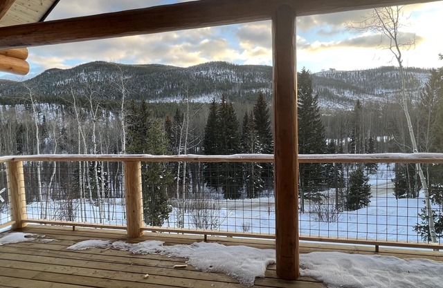 Beautiful log cabin located 2 minutes from Osprey Lake