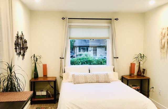 Beautiful modern studio 10 min. from major hiking areas and downtown Boulder