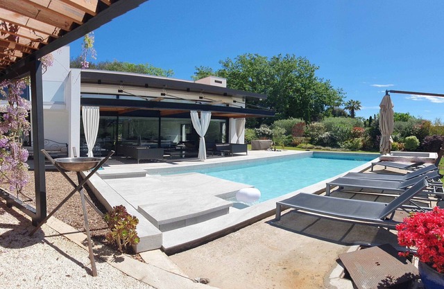 Beautiful modern villa with swimming pool and jacuzzi in absolute calme