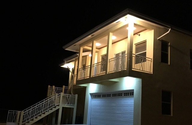 Beautiful, Modernly furnished 5 bedroom 4 bathroom lakefront vacation home - BZE