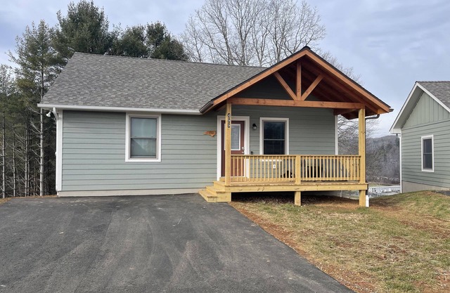 Beautiful mountain cottage - 2br 2ba - close to everything!