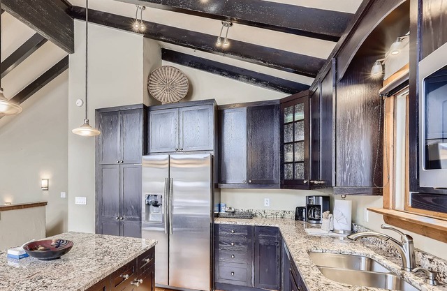 Beautiful Mountain Views, Private Hot Tub on Large Deck, Great for Families and Apres Ski!