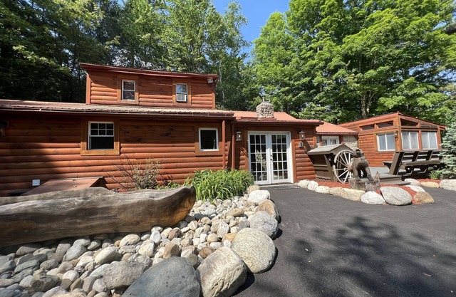 Beautiful Mountainside Log Home