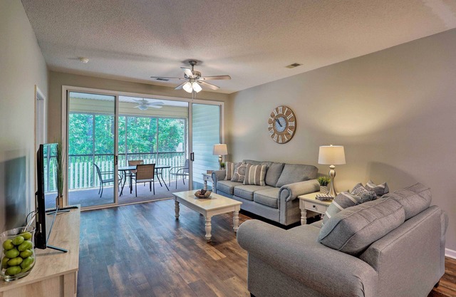 Beautiful Myrtle Beach Condo on Golf Course w/Pool