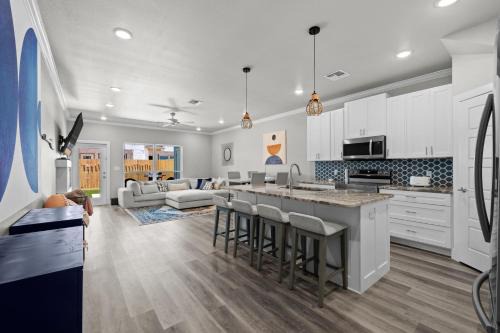 Beautiful New 3 Bedroom Townhouse w/Private Pool