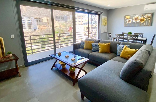 Beautiful New Condo Sea Breeze
