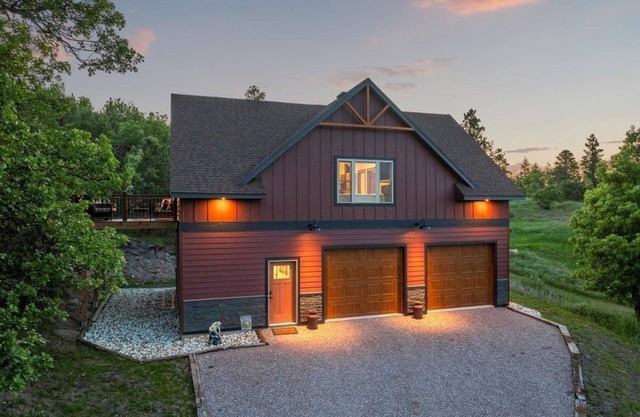 Beautiful Newly Constructed Cottage with Sauna & Views!