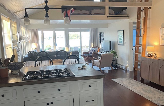 Beautiful newly renovated lake cottage near Anyelas Winery. 4 miles from Village