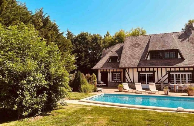 Beautiful Normand-style house with pool, 3 minutes from the beach