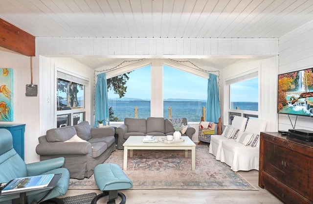 Beautiful Ocean-front home on beach in Quadra Island