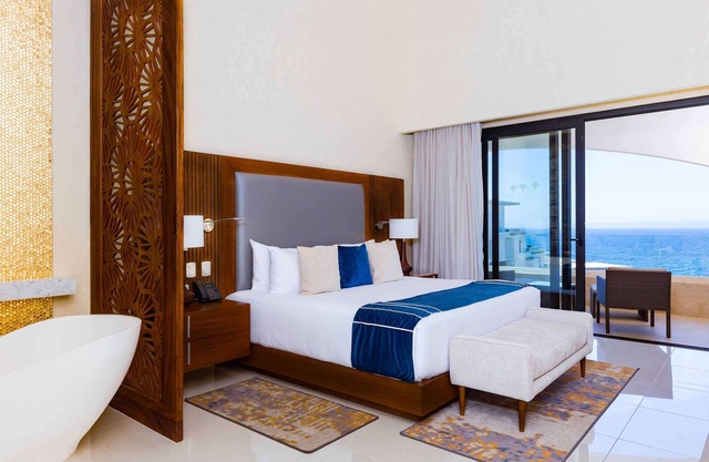 Beautiful Ocean front resort in Villa La Valencia in Los Cabos w/Lazy River!