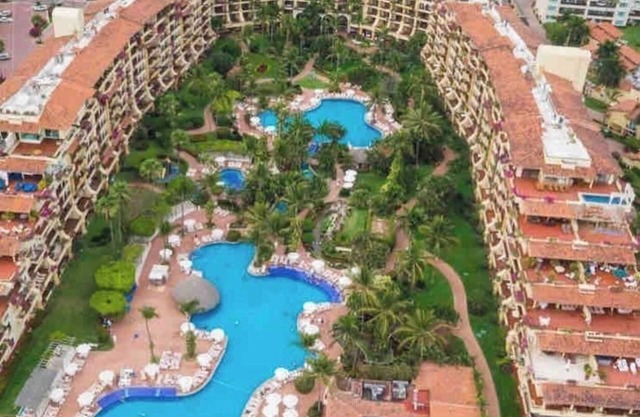 Beautiful Ocean Front Condo with 3 bedrooms and 2 bathroom 5 star hotel
