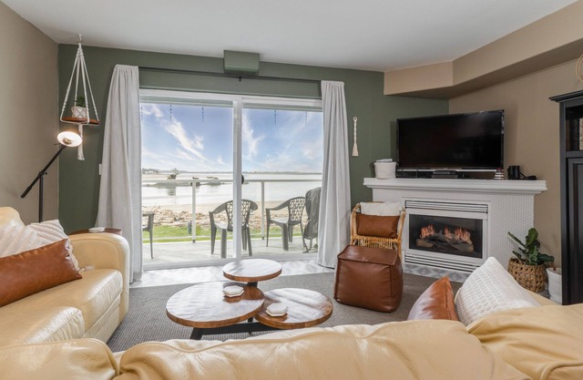 Beautiful ocean views from this wonderful 3rd floor condo in the Taft District