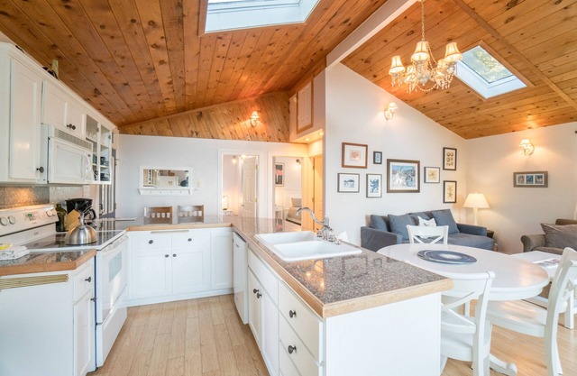 Beautiful Ocean View Cottage at Beverly Beach