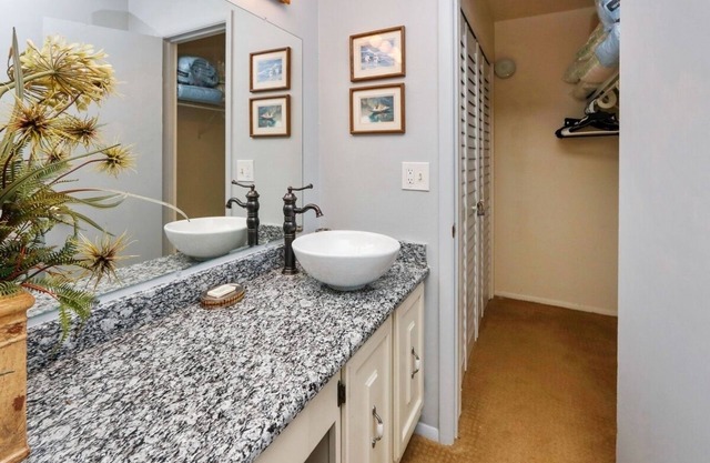 Beautiful one bedroom condo on Siesta Key. minutes from Siesta key Beach!