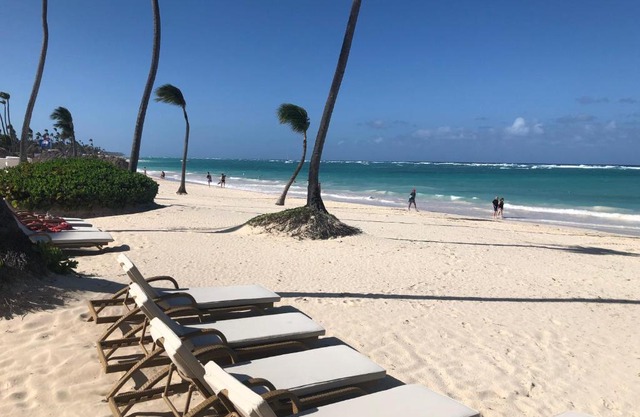 Beautiful One Bedroom unit with pool and Beach club in a Golf Project