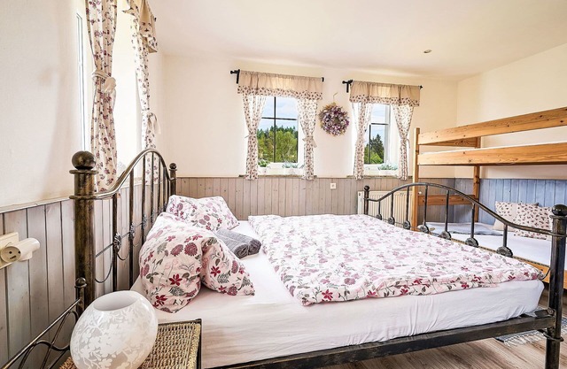 Beautiful private villa for 8 guests with WIFI, TV, terrace and pets allowed