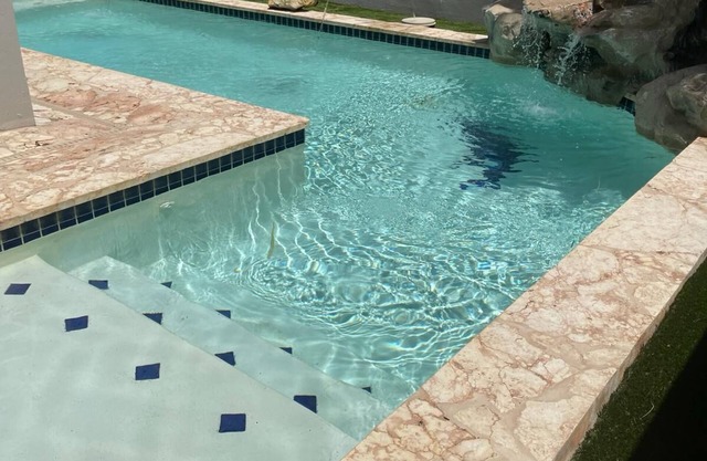 Beautiful Pool Home next to Airport