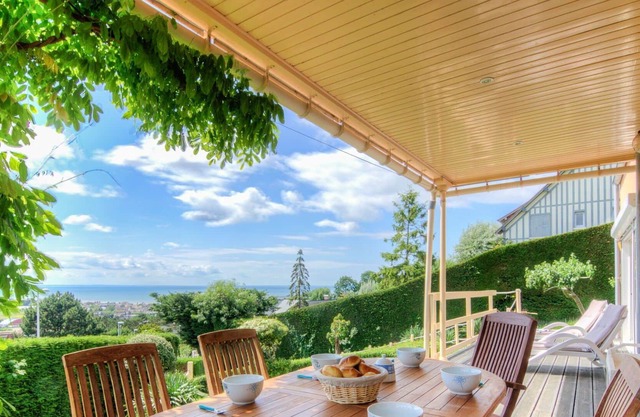 Beautiful private villa with WIFI, TV, terrace, pets allowed, panoramic view and parking