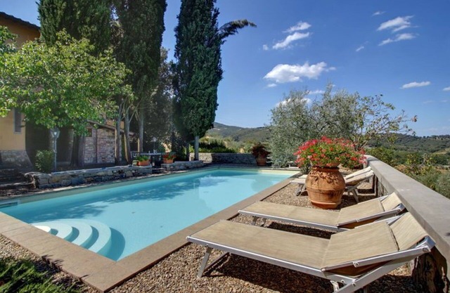 Beautiful private villa with hot tub, WIFI, private pool, TV, balcony, close to Greve In Chianti