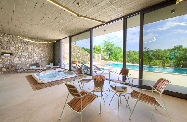 Beautiful private villa for 6 guests with private pool, hot tub, WIFI, A/C, TV and terrace