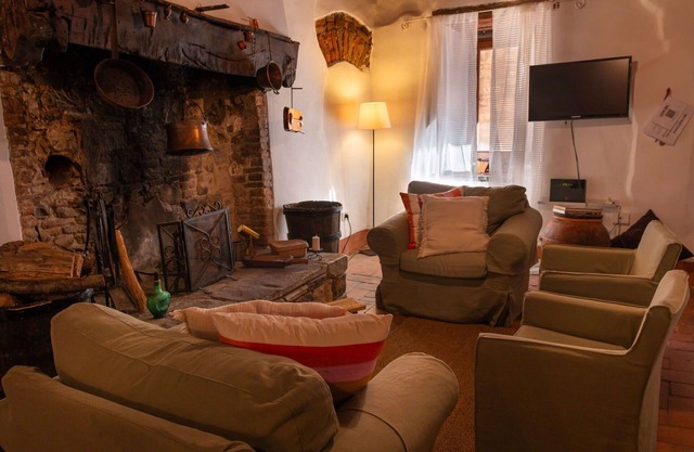 Beautiful private villa for 6 guests with WIFI, A/C, TV, patio and pets allowed, close to Arezzo
