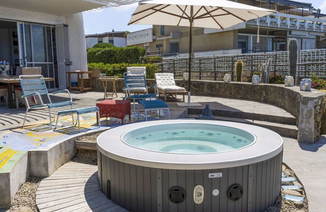 Beautiful private villa for 8 people with WIFI, hot tub, A/C, TV, terrace and pets allowed