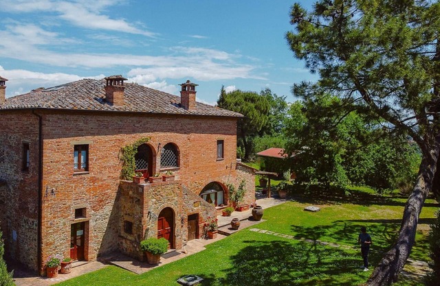 Beautiful private villa for 11 guests with WIFI, private pool and TV, close to Montepulciano