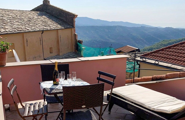Beautiful private villa for 6 people with WIFI, TV, terrace, pets allowed and panoramic view