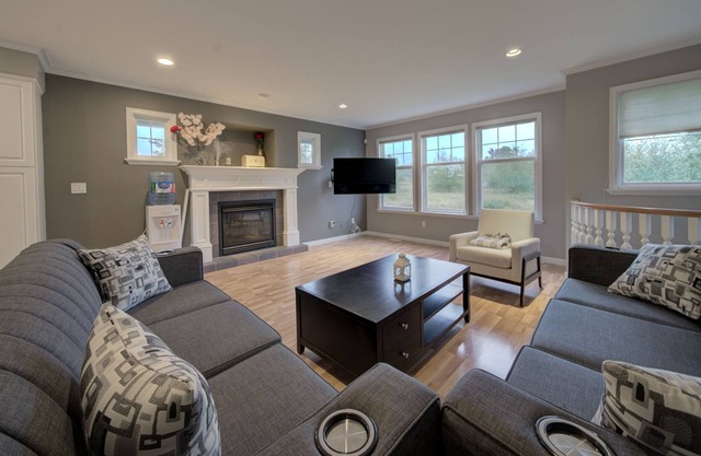 Beautiful private 4 bedroom home on acreage - King sized bed!