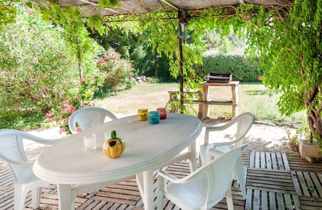 Beautiful private villa for 4 people with WIFI, TV, patio and pets allowed