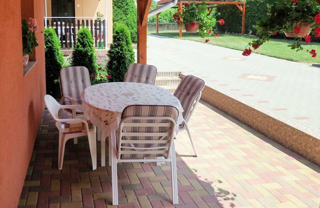 Beautiful private villa for 10 people with WIFI, private pool, TV, patio and parking