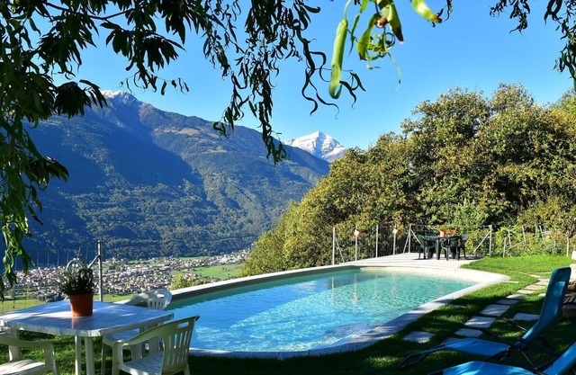 Beautiful private villa for 5 guests with WIFI, private pool, TV, patio, pets allowed and parking