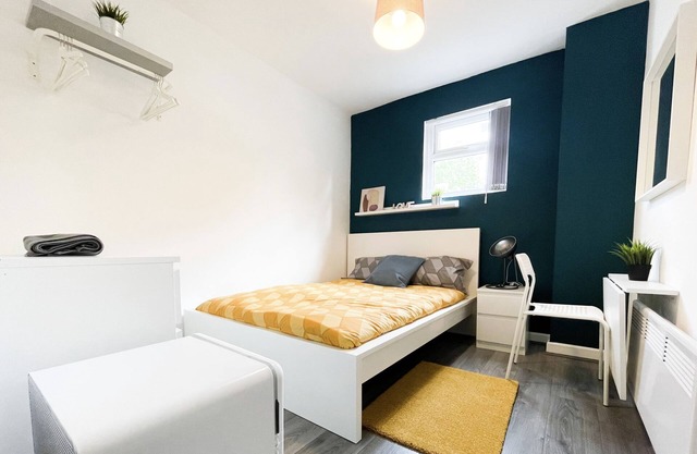Beautiful Private Room 3 in a Modern House near Centre