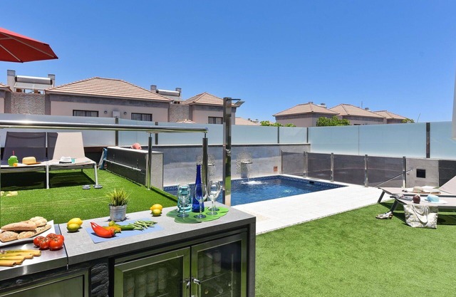 Beautiful private villa for 8 guests with WIFI, A/C, private pool, TV and pets allowed