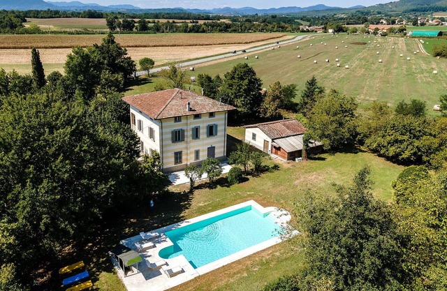 Beautiful private villa for 16 people with WIFI, private pool, TV, patio and pets allowed