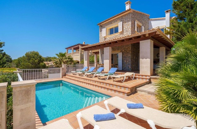 Beautiful private villa for 8 guests with WIFI, A/C, private pool, TV, terrace and pets allowed