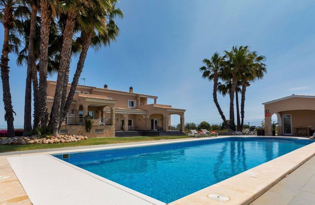 Beautiful private villa for 12 guests with WIFI, A/C, private pool, TV, patio and pets allowed