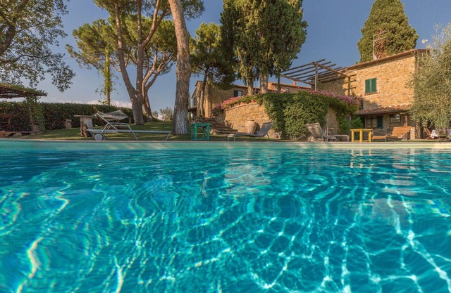 Beautiful private villa for 15 people with WIFI, private pool, TV, veranda and panoramic view