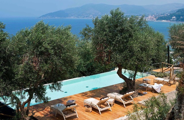 Beautiful private villa for 18 guests with A/C, private pool, WIFI, TV and terrace