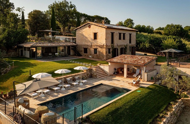 Beautiful private villa with WIFI, A/C, private pool, TV, patio and panoramic view, close to Spo.