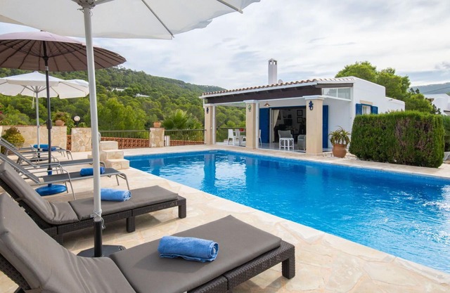 Beautiful private villa for 6 guests with private pool, A/C, WIFI, TV, patio and parking