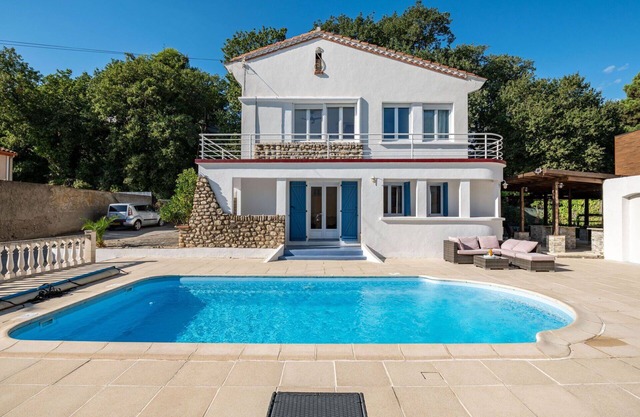 Beautiful private villa for 8 guests with A/C, WIFI, private pool, TV and terrace