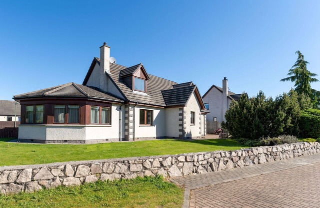 Beautiful private villa for 14 people with WIFI, hot tub, TV, patio, pets allowed and parking
